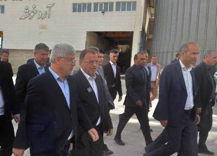 آغاز مبارزه با آفت ملخ‌ مراکشی در مراوه‌تپه با دستور استاندار گلستان