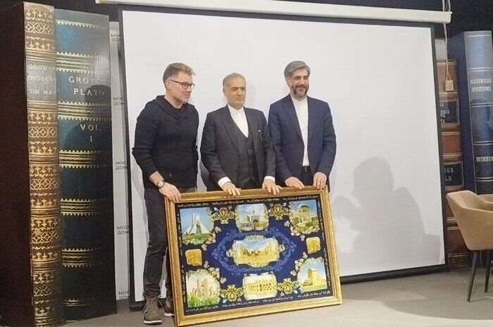 عرض کتاب لقاص روسی شهیر عن الشهید اللواء قاسم سليماني عرض کتاب لقاص روسی شهیر عن الشهید اللواء قاسم سليماني
