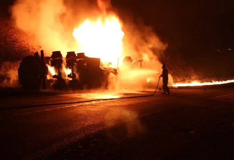 محتویات تانکر واژگون شده در محور سنندج- کامیاران وارد منابع آبی نشد