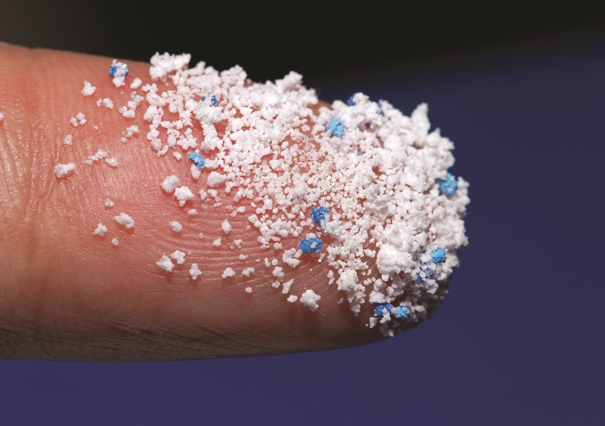 آدامس، حاوی هزاران ذره میکروپلاستیک در بزاق دهان