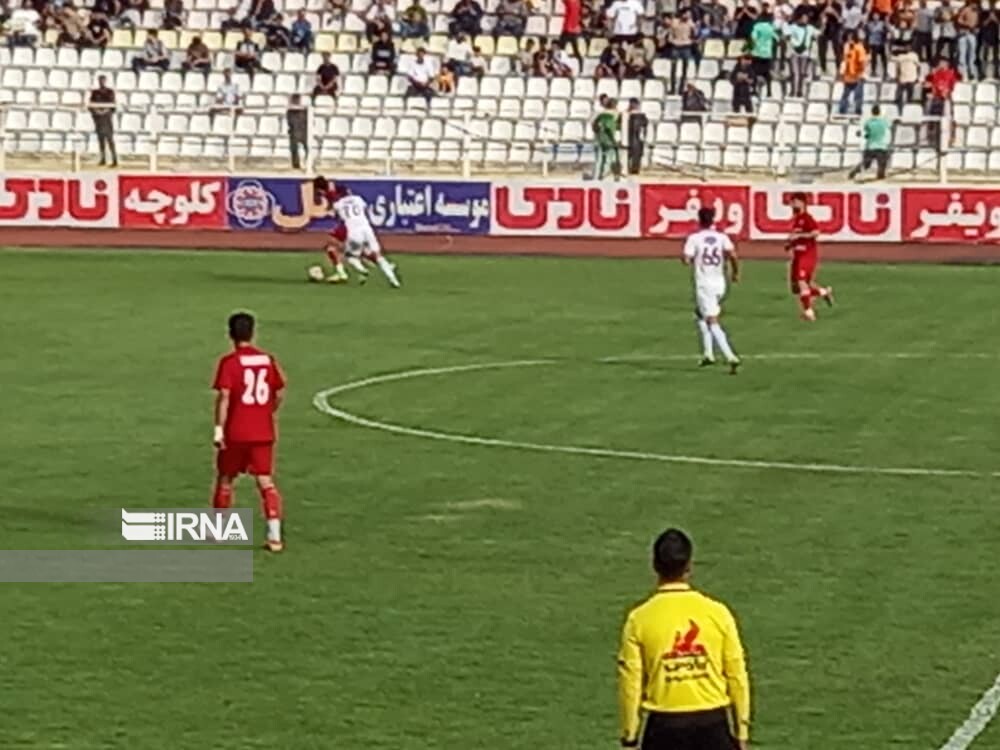 لیگ دسته یک فوتبال؛ گل‌ به‌ خودی کار دست شهرراز شیراز مقابل آریواسلامشهر داد