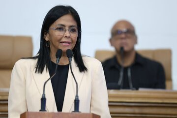 ونزوئلا: جنگ اقتصادی آمریکا مانع از فروش نفت ما در بازارهای بین‌المللی نخواهد شد
