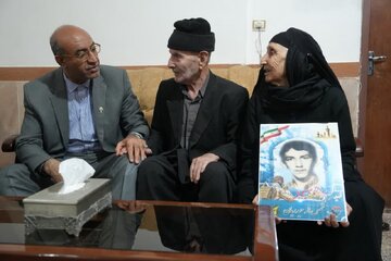 استاندار کرمانشاه در دیدار با ایثارگران نشان کنگره آزادگان را دریافت کرد