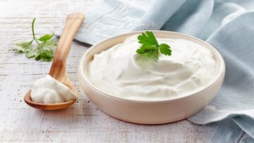 بوی سیر آزارتان می‌دهد؟ ماست را امتحان کنید!