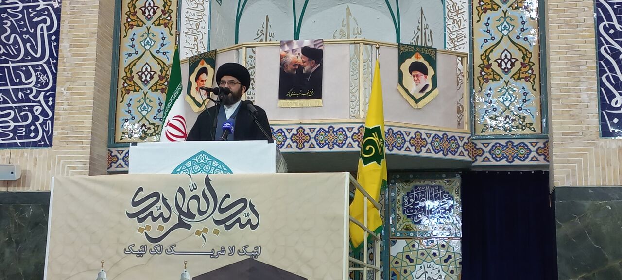 امام جمعه زنجان: روحیه مقاومت و وحدت ملی، راه برون رفت از مشکلات است