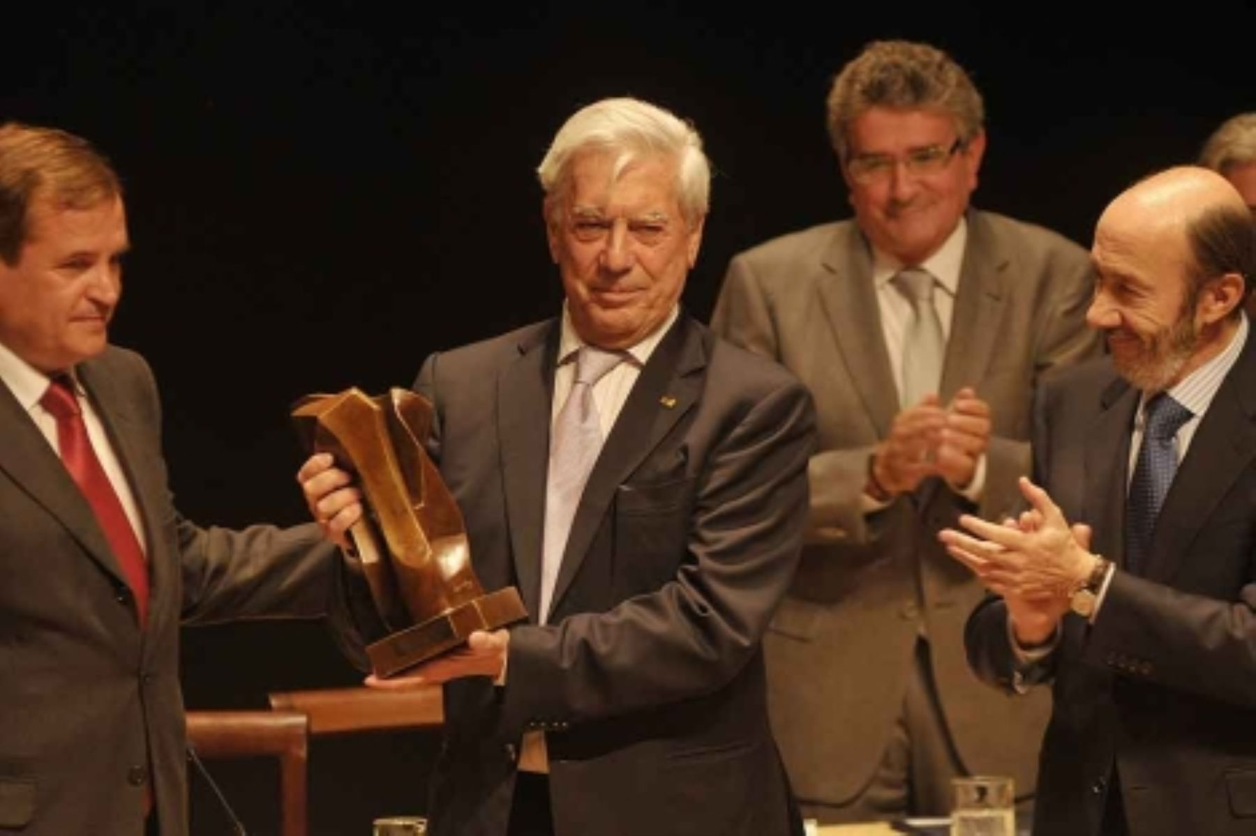 «ماریو بارگاس یوسا»؛ از روزنامهنگاری به نویسندگی و نامزدی انتخابات ریاستجمهوری