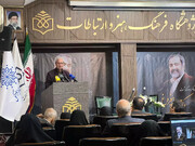 عماد افروغ در نظریه‌پردازی و منش فردی، نمونه بود
