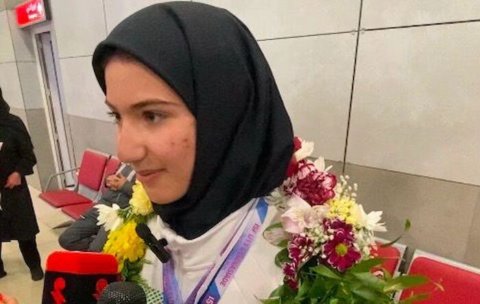 تقدیر یک قهرمان المپیک دانش آموزی از مادران ورزشکاران تقدیر یک قهرمان المپیک دانش آموزی از مادران ورزشکاران