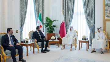 رئیس جمهور موقت سوریه با امیر قطر در دوحه دیدار و گفتگو کرد