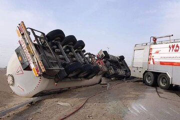 واژگونی نفت‌کش در شهربابک/ انسداد جاده رفع می‌شود