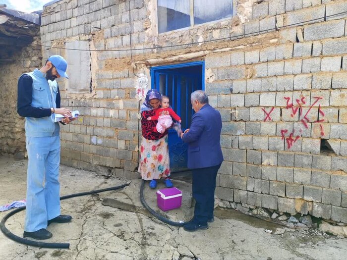 کودکان ۱۹ روستای محروم شاهین دژ واکسن فلج اطفال دریافت کردند