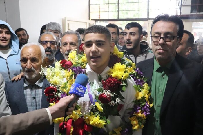 استقبال چمستانی‌ها از نایب‌قهرمان کشتی دانش‌آموزی جهان