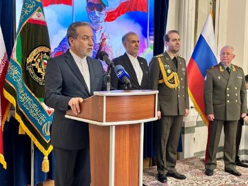 وزیر امور خارجه ایران پیام رهبر این کشور را به پوتین ارائه داد