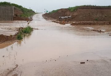 طغیان رودخانه اوغان؛ جاده بایلر گنبدکاووس در محاصره آب