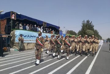 استاندار کرمان: ارتش الگوی خودکفایی و خدمت به مردم است