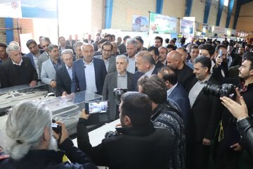وزیر رفاه از مجتمع درمانی و نمایشگاه توانمندی های میانه بازدید کرد