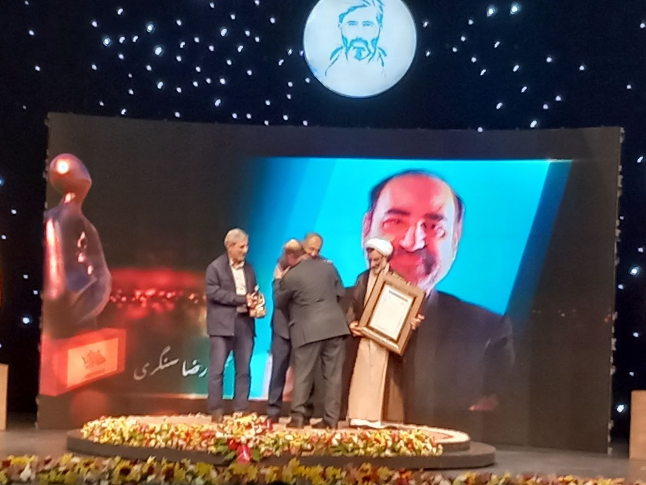 برگزیدگان بخشهای مختلف هفته هنر انقلاب معرفی و تقدیر شدند