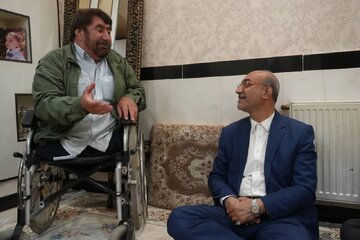  تجلیل استاندار کرمانشاه از جانباز اسدالله تارات و خانواده شهیدان امینی
