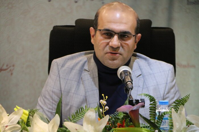 سعدی نگریستن به جزئیات را درک معنای زندگی میداند