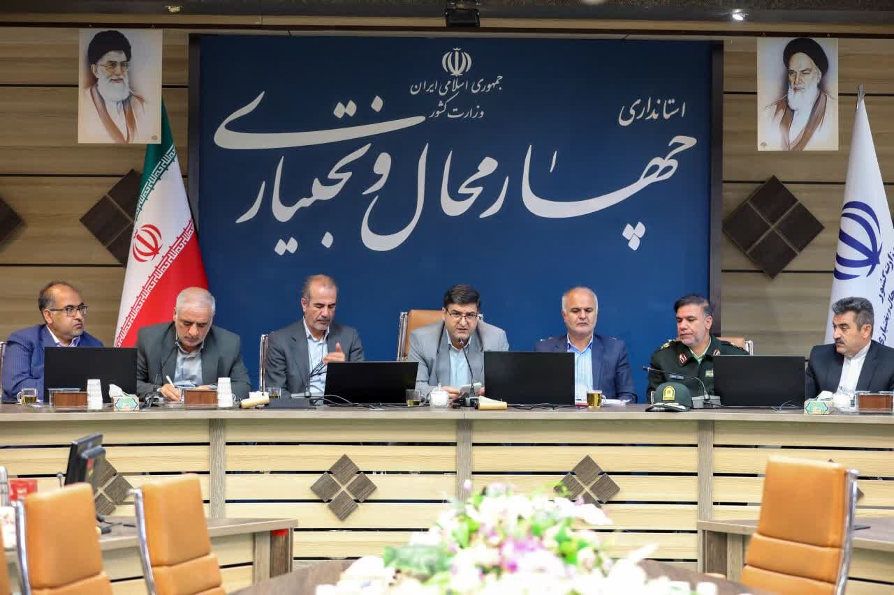 استاندار چهارمحال و بختیاری خواستار تامین قیر رایگان برای طرح‌های زیربنایی استان شد