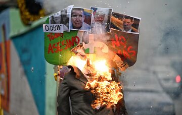 پایتخت‌نشین‌های ونزوئلا تصاویر «ترامپ» را به آتش کشیدند