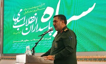 بسیجیان و پاسداران بدون نگاه سیاسی به مردم کمک می‌کنند