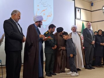 سوگواره شعر «طلوع سرخ» با معرفی برترین‌ها در ایلام به کار خود پایان داد