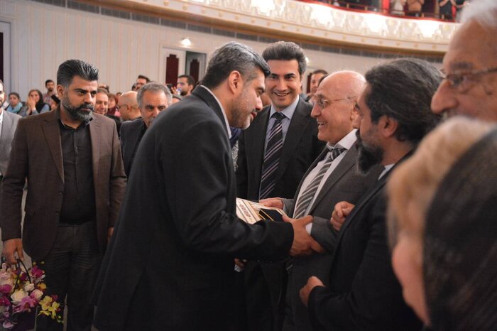 اهدای جایزه چهره سال هنر انقلاب به کارن همایونفر و حاشیههای «کوچه»