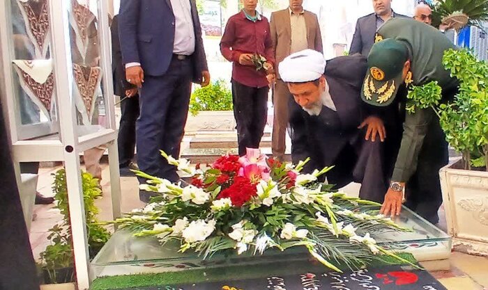 بسیجیان و پاسداران بدون نگاه سیاسی به مردم کمک می‌کنند