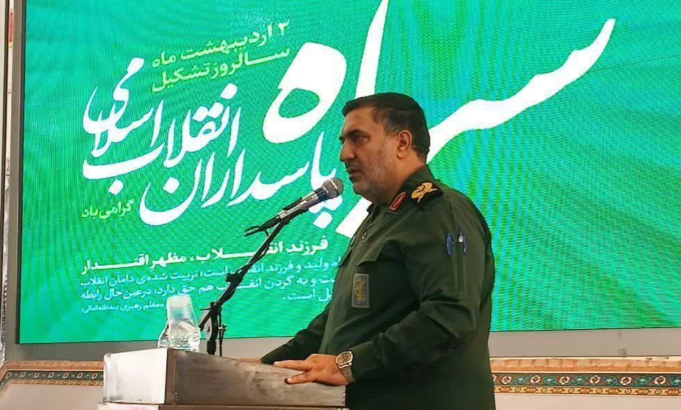 بسیجیان و پاسداران بدون نگاه سیاسی به مردم کمک می‌کنند