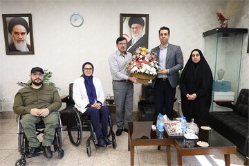 دیدار قهرمانان پارالمپیکی با کارگری
