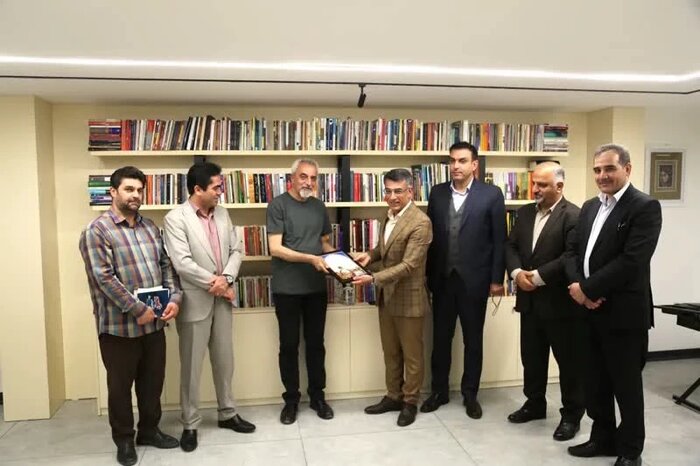 فردین صادق ایوبی "چهره هنر سال" استان کردستان شد