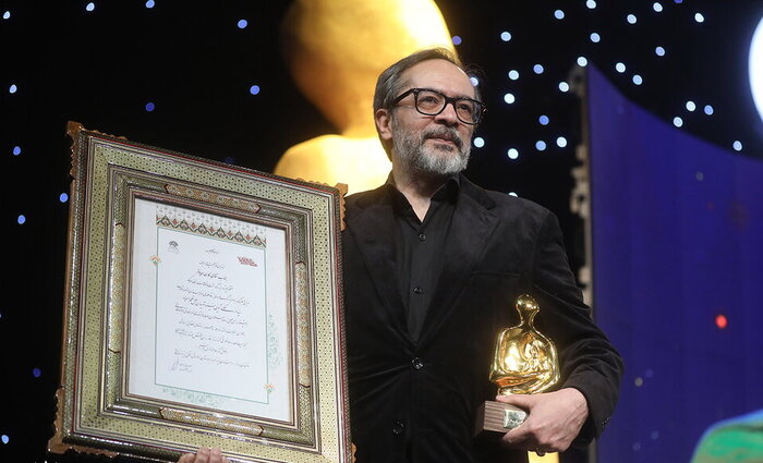 اهدای جایزه چهره سال هنر انقلاب به کارن همایونفر و حاشیههای «کوچه»