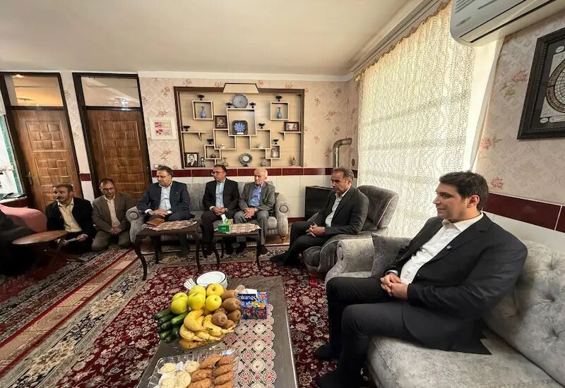 تکریم خانواده شهدا رسالت اصلی مدیران کردستان باشد
