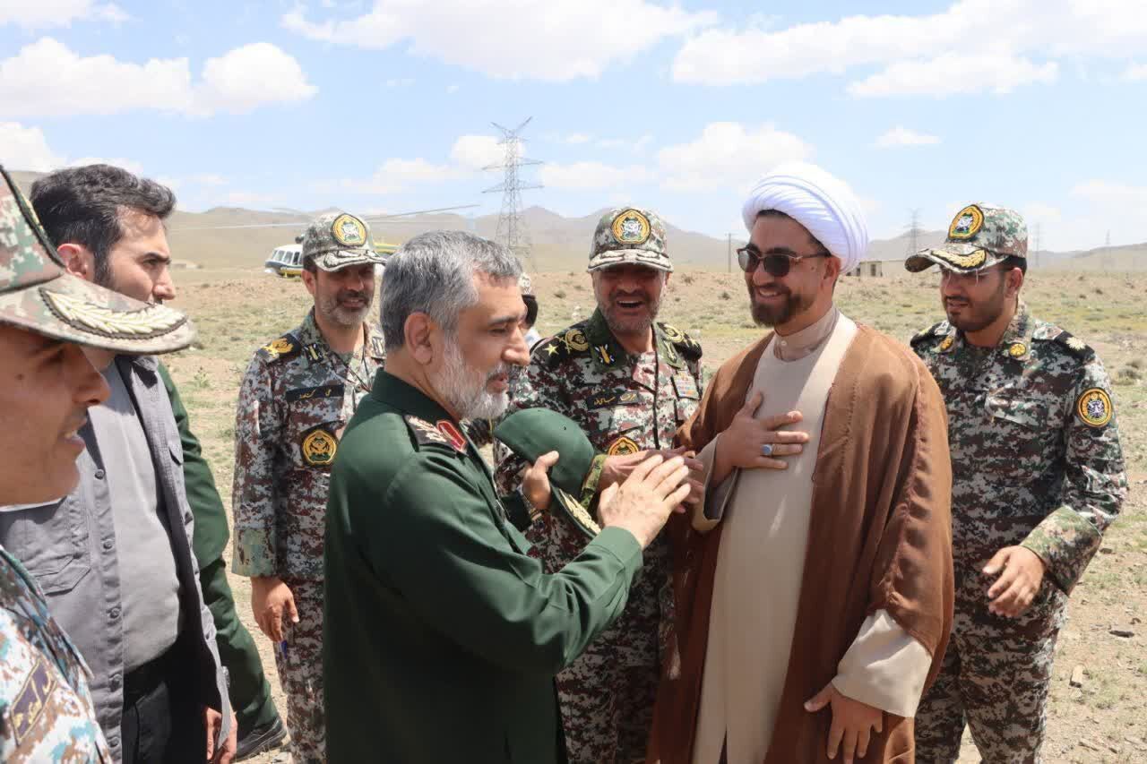 El general de brigada Sabahifard y el general de brigada Hayizadeh visitan las posiciones de defensa aérea en Natanz y Khondab