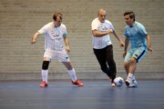El presidente Pezeshkian juega al fútbol en honor a los trabajadores