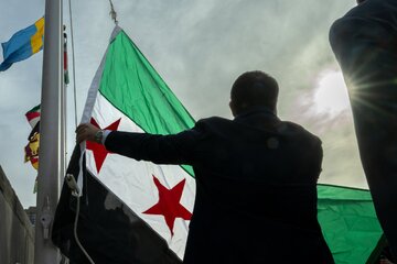 برافراشته شدن پرچم جدید سوریه در سازمان ملل + فیلم