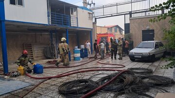 آتش‌سوزی کارگاه چسب در تهران مهار شد