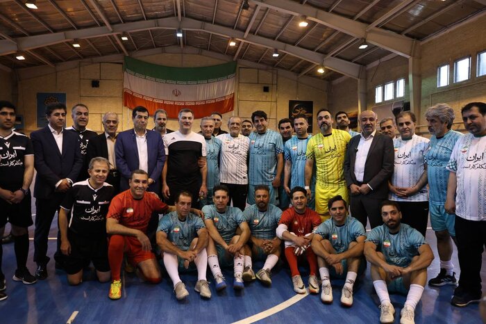 پزشکیان به افتخار کارگران پا به توپ شد