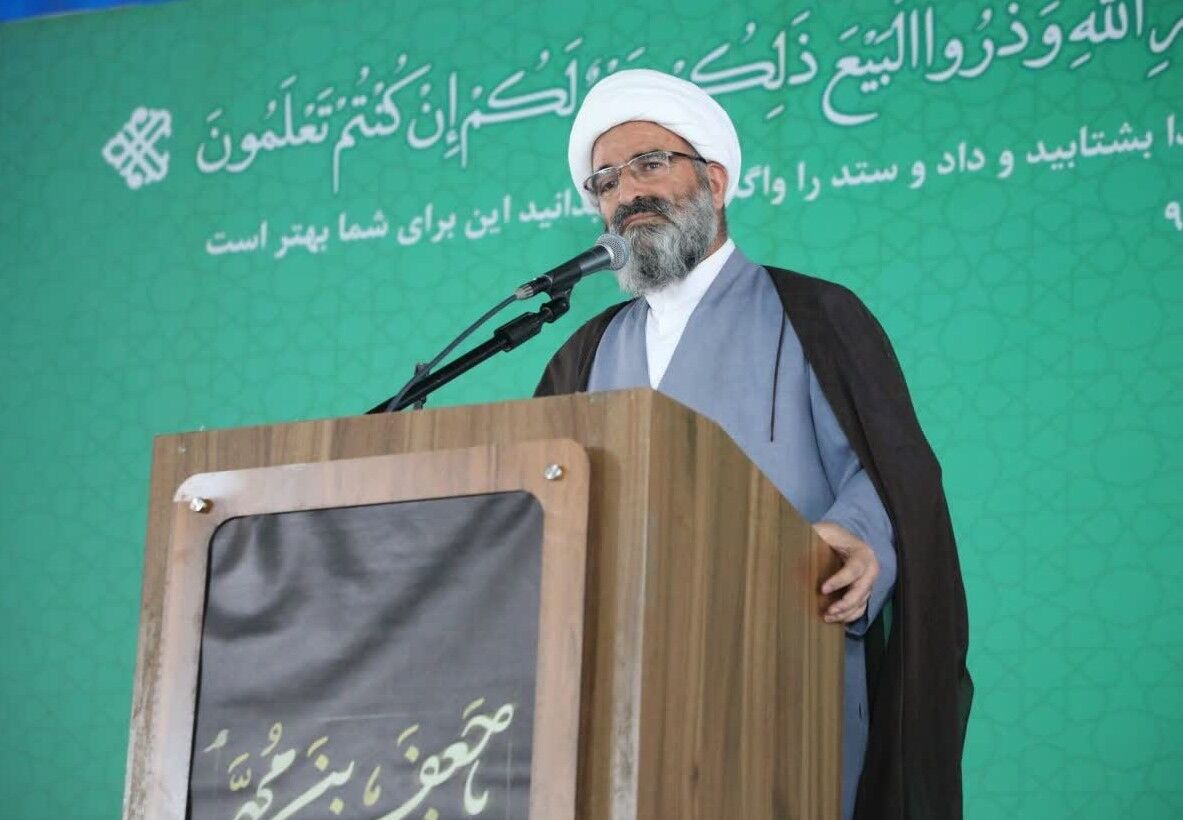 امام جمعه سمنان: مدپرستی و فمینیسم آفت‌های غرب برای دختران است