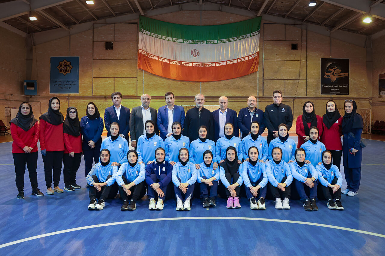 Presidente Pezeshkian visita a la selección femenina de fútbol sala antes de crucial torneo asiático