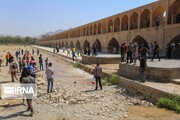 زاینده‌رود می‌آید، در بستر آن تردد نکنید