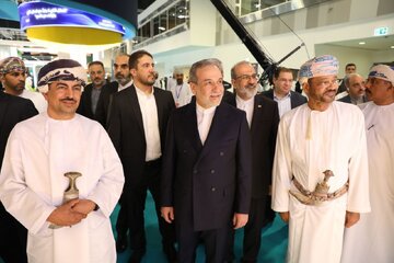 دبیر شورای اطلاع‌رسانی دولت: وزیر امور خارجه از نمایشگاه کتاب مسقط بازدید کرد