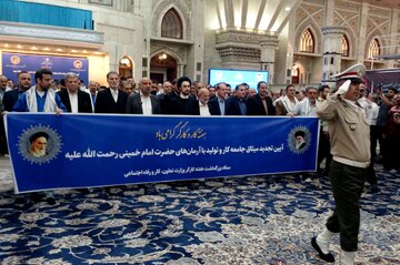 وزیر تعاون و نمایندگان جامعه کارگری با آرمان‌های امام راحل (ره) تجدید میثاق کردند