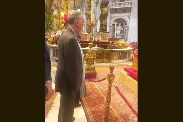 Hommage du représentant iranien au pape François à la basilique Saint-Pierre
