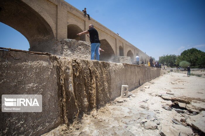 زایندهرود میآید، در بستر آن تردد نکنید