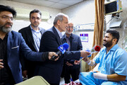 Presidente de Irán visita a heridos por explosión en puerto Shahid Rayaí
