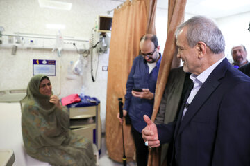 Visite du président iranien auprès des blessés de l'explosion du port Shahid Rajaï