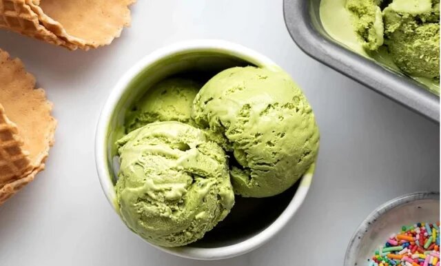 طرز تهیه بستنی چغاله بادام کشدار و پفکی
