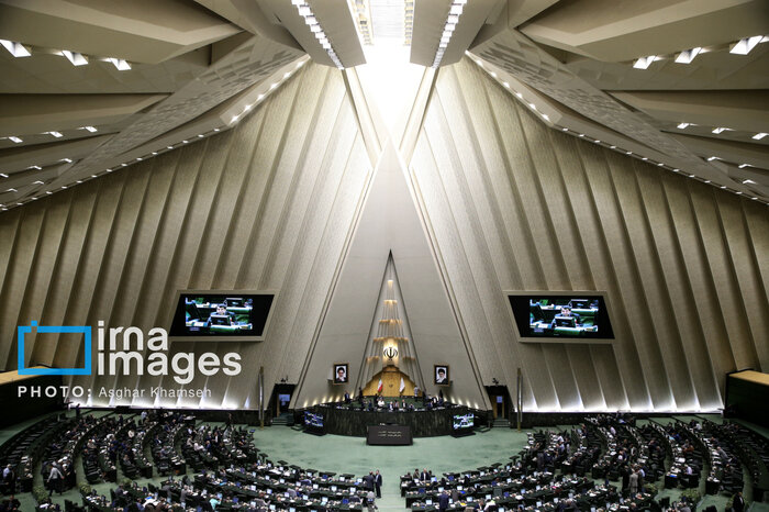 Majlis در روز/ نمایندگان عزاداری حادثه تلخ بندر شهید رجائی